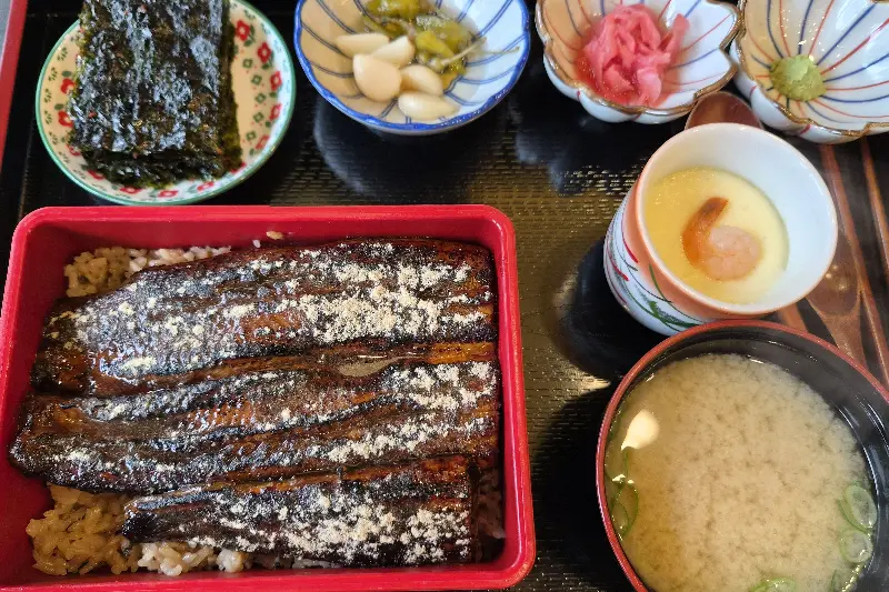 푸짐한 장어덮밥 한 상 차림