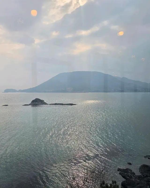 통유리창 너머로 보이는 탁 트인 바다 풍경