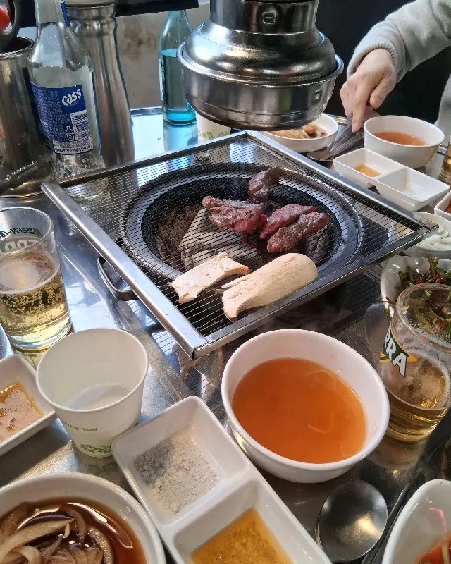 숯불 위에서 익어가는 소갈비살