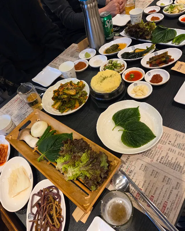 푸짐하게 차려진 한 상