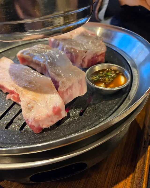 육즙 가득한 삼겹살이 구워지는 모습