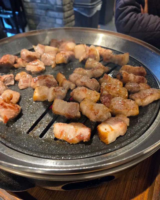 노릇하게 구워진 삼겹살의 향연