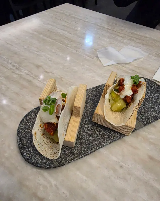 육회 타코의 독특한 플레이팅