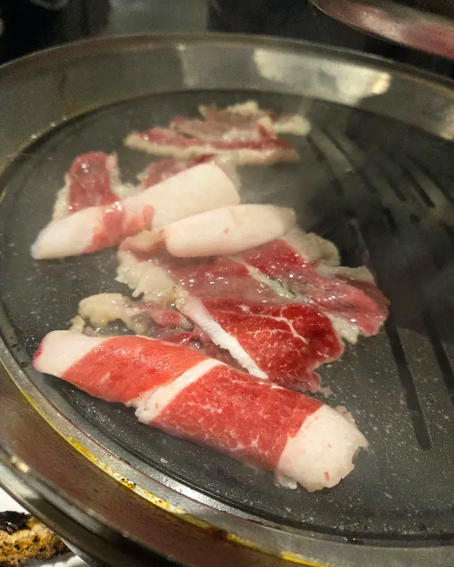 불판 위에서 맛있게 익어가는 삼겹살