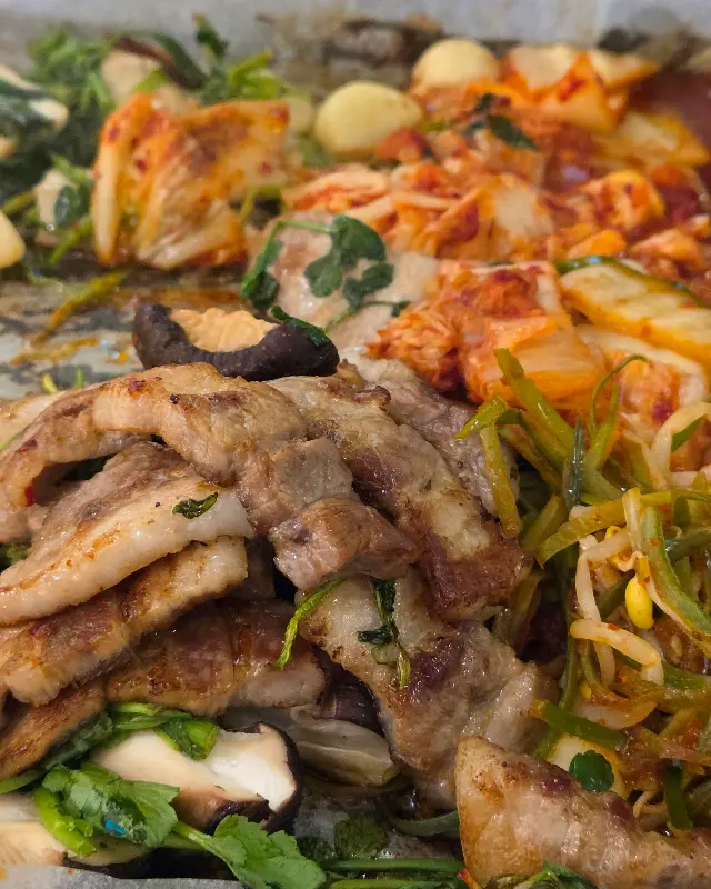 밑반찬이 깔끔하게 차려진 모습