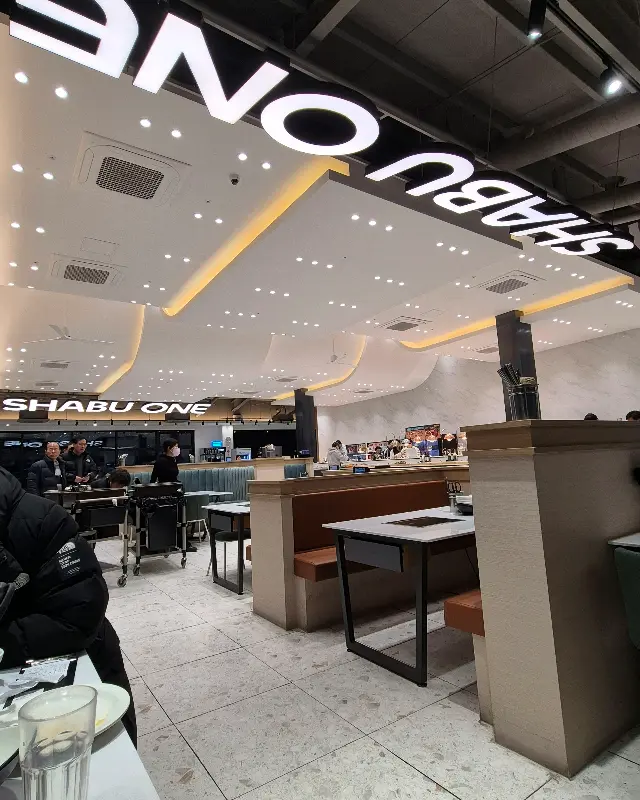 넓고 쾌적한 매장 내부