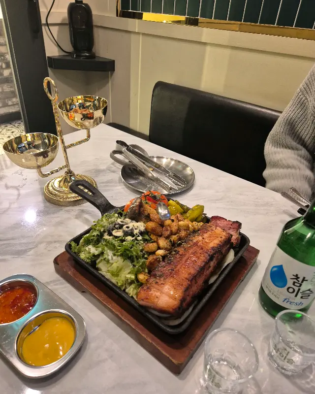 아늑한 룸에서 편안하게 즐기는 술 한 잔