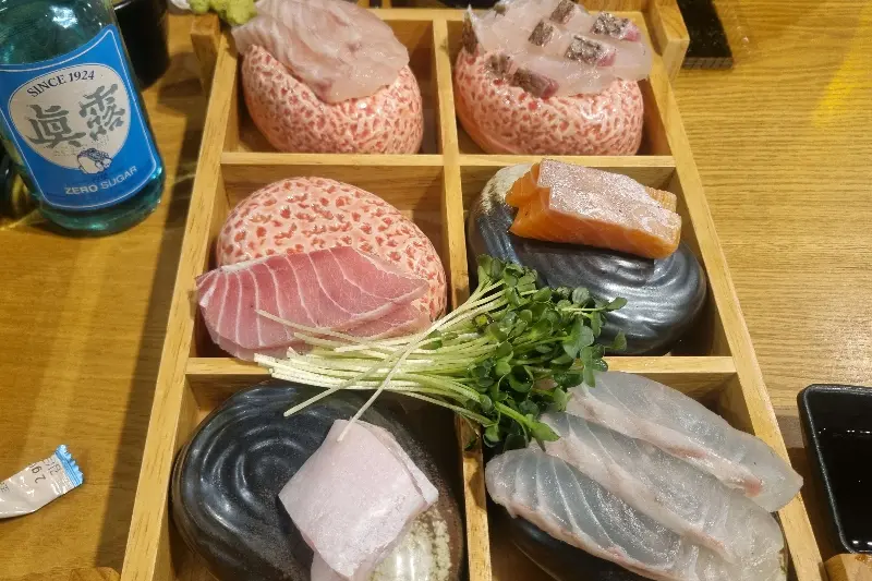 정갈하게 담겨 나온 모듬 사시미 한 상