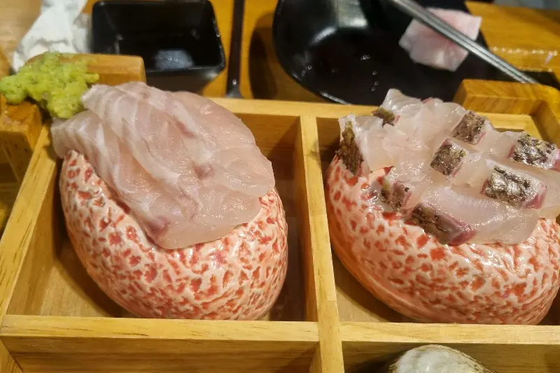 싱싱한 활어회가 밥 위에 얹어진 초밥