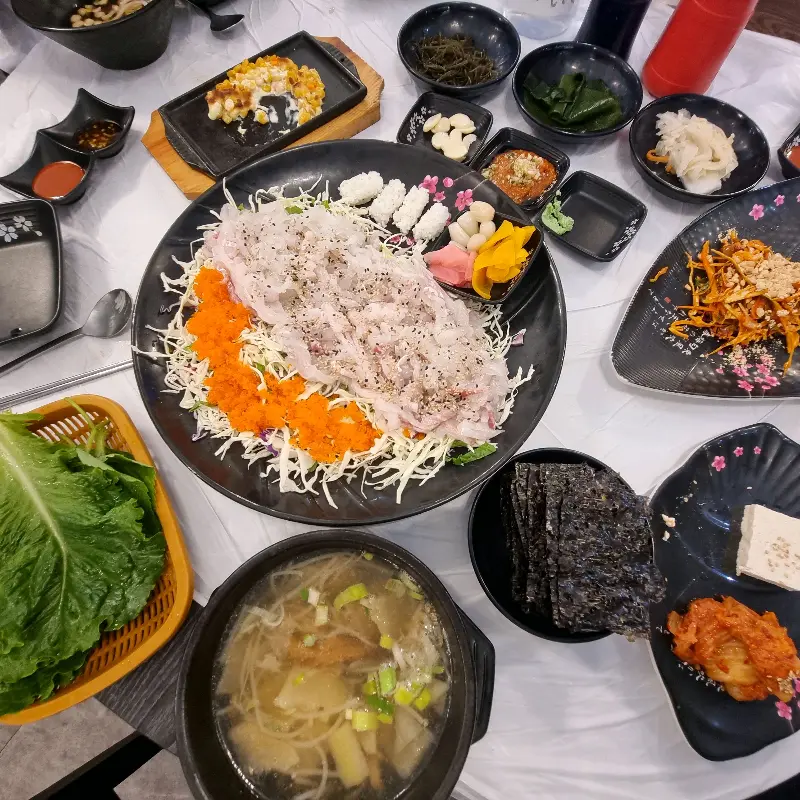 막회와 스끼다시, 그리고 해물라면까지 푸짐한 한 상 차림