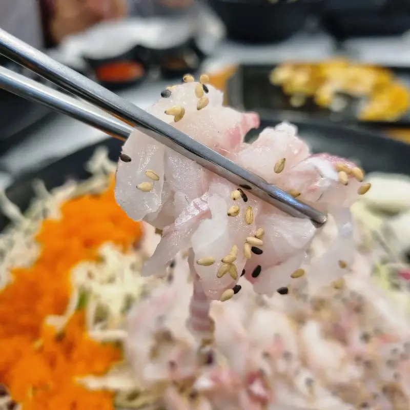 깨가 솔솔 뿌려진 막회, 고소함이 더해진다