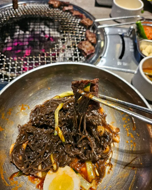 고기와 함께 먹는 비빔냉면