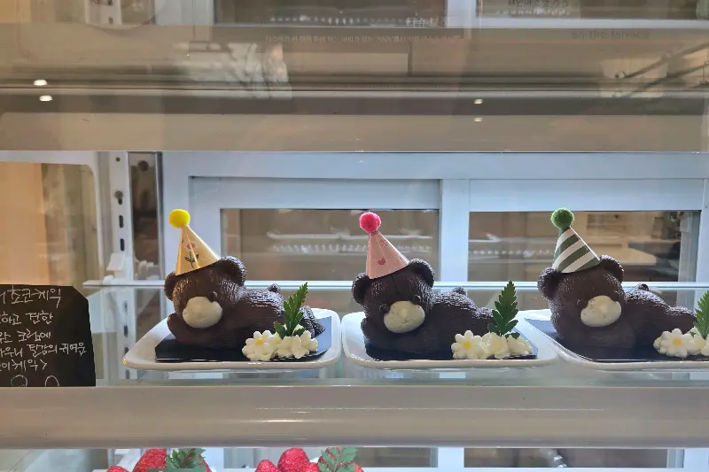 쇼케이스 안의 곰돌이 케이크