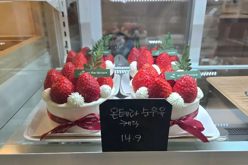 쇼케이스 안의 딸기 케이크