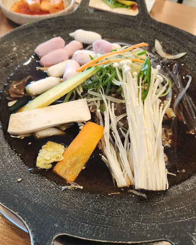 다양한 채소가 곁들여진 소불고기