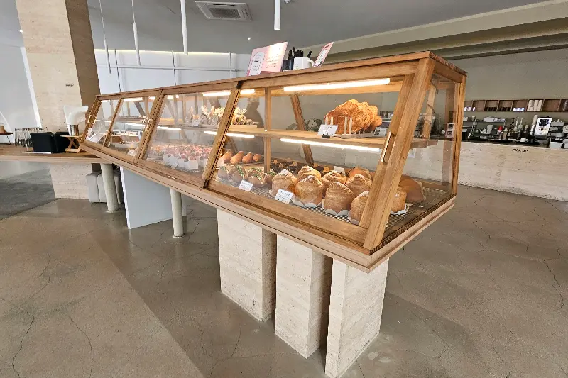 쇼케이스 안의 다양한 빵 종류