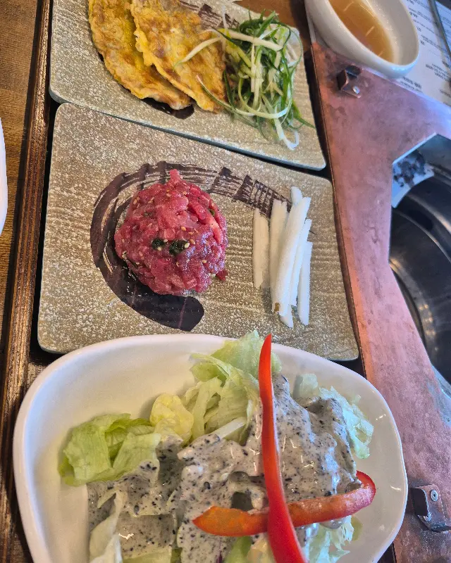 육회, 육전, 샐러드