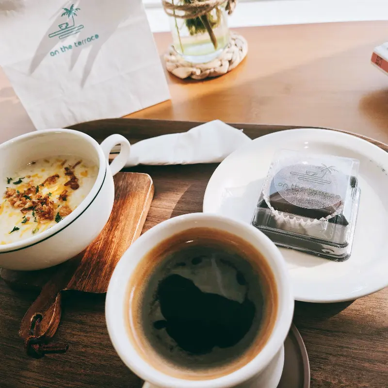 테이블 위에 놓인 커피와 디저트