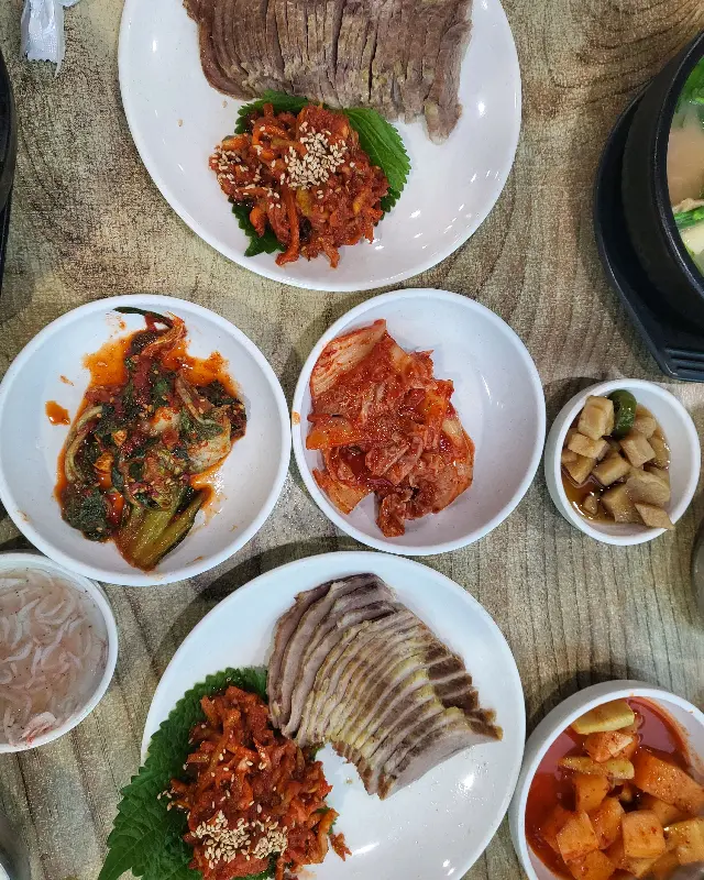 다채로운 수육백반 한 상 차림