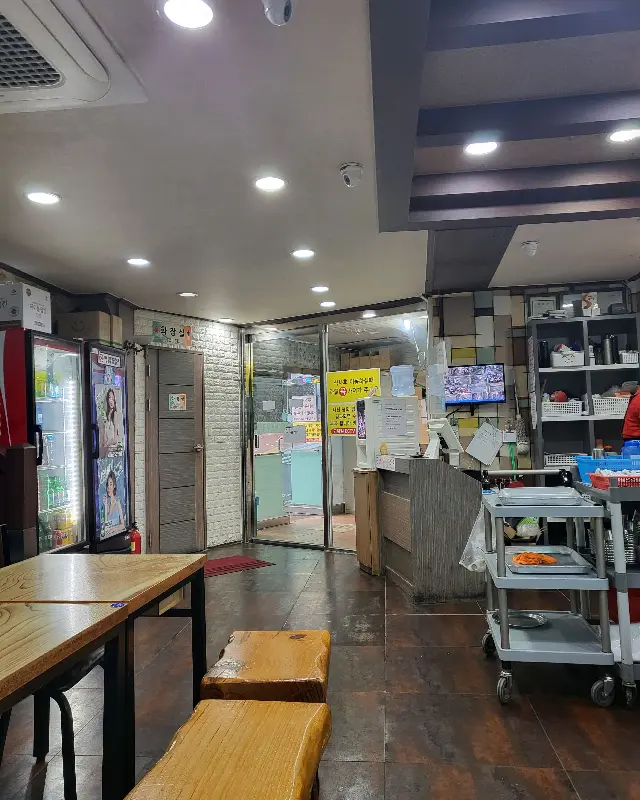 깔끔하고 넓은 매장 내부