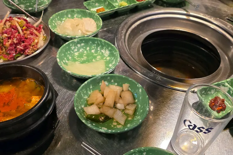 푸짐한 밑반찬과 술