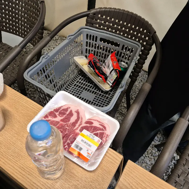 고기와 함께 놓인 쇼핑 바구니