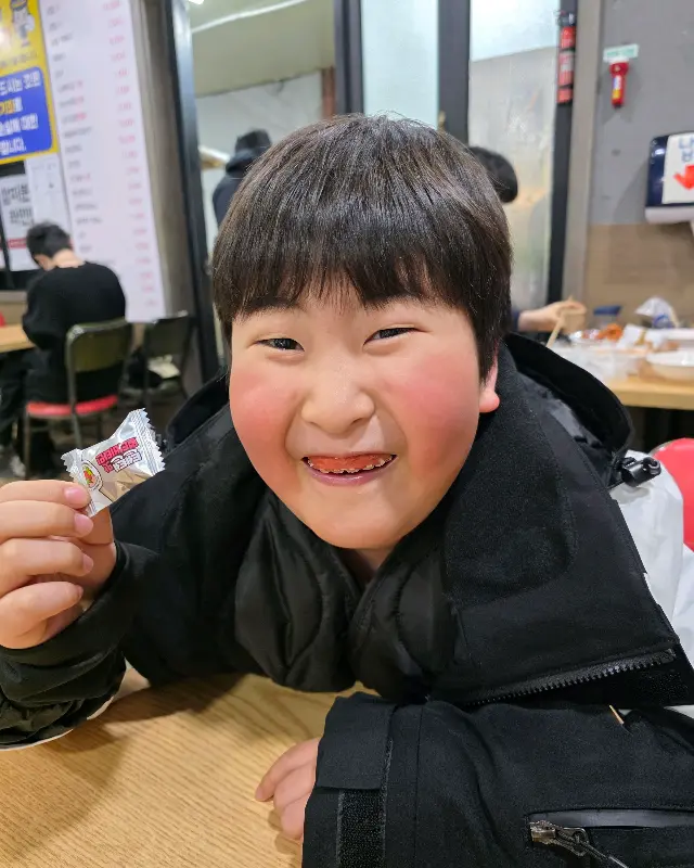 음식을 먹고 만족해하는 아이의 모습