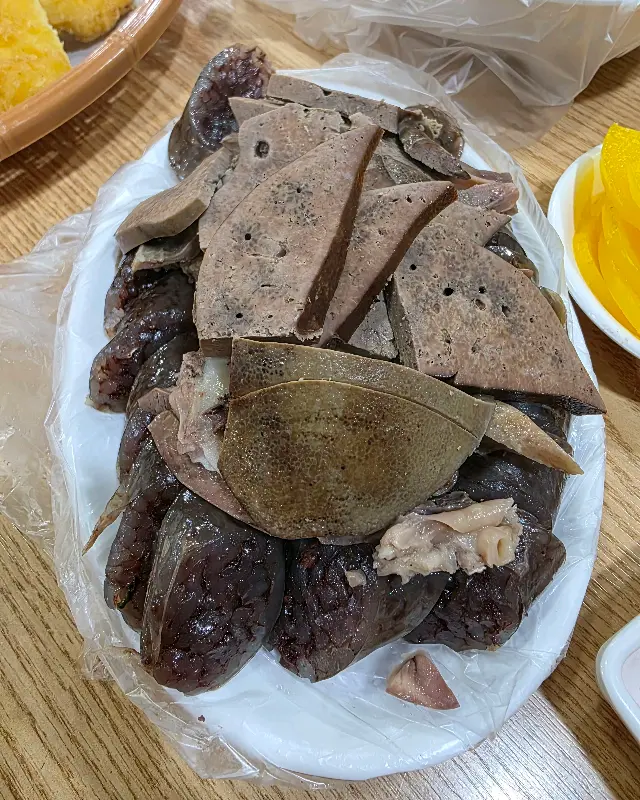 푸짐하게 담긴 순대