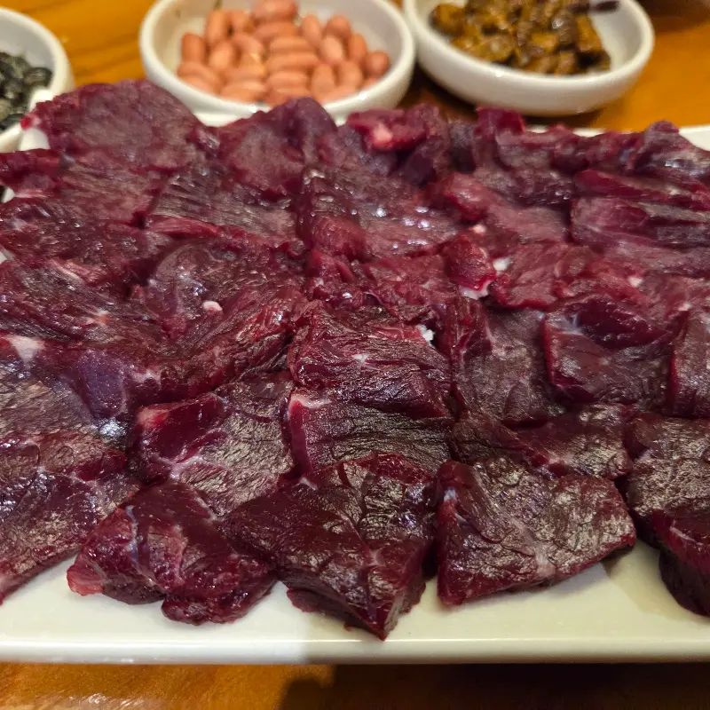 접시 가득 담긴 뭉티기