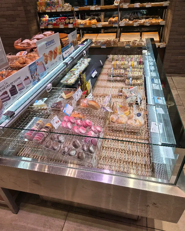 쇼케이스 안의 다양한 빵과 케이크