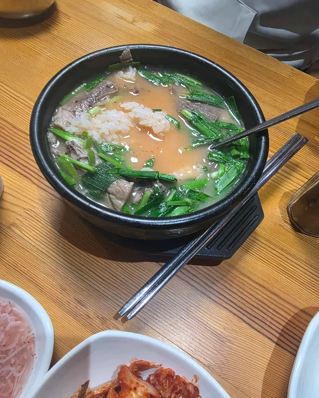 다진 양념과 부추를 넣어 더욱 풍성해진 돼지국밥