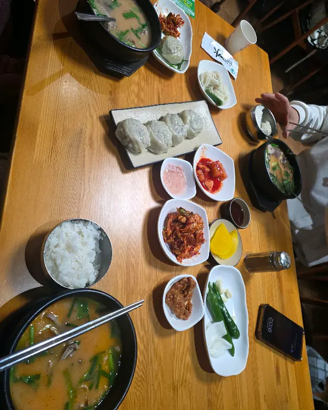 다양한 메뉴를 푸짐하게 즐길 수 있는 학장종가 돼지국밥