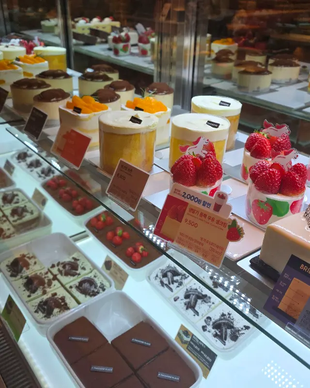쇼케이스 가득 찬 케이크