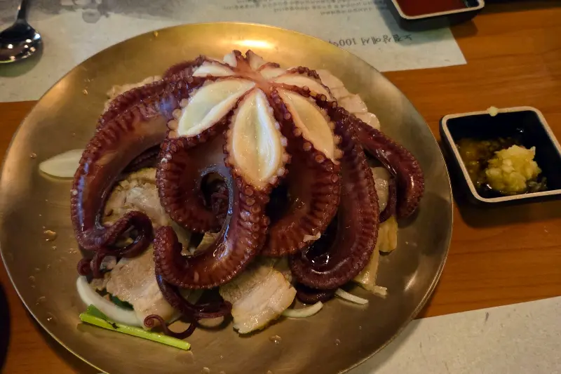 푸짐한 양의 문어 족발