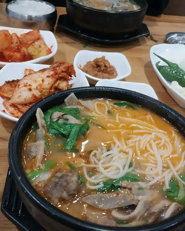 푸짐한 양의 돼지국밥과 겉절이