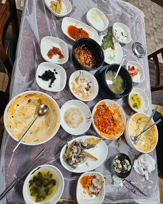 깔끔하게 비워진 꼬막 요리 그릇들