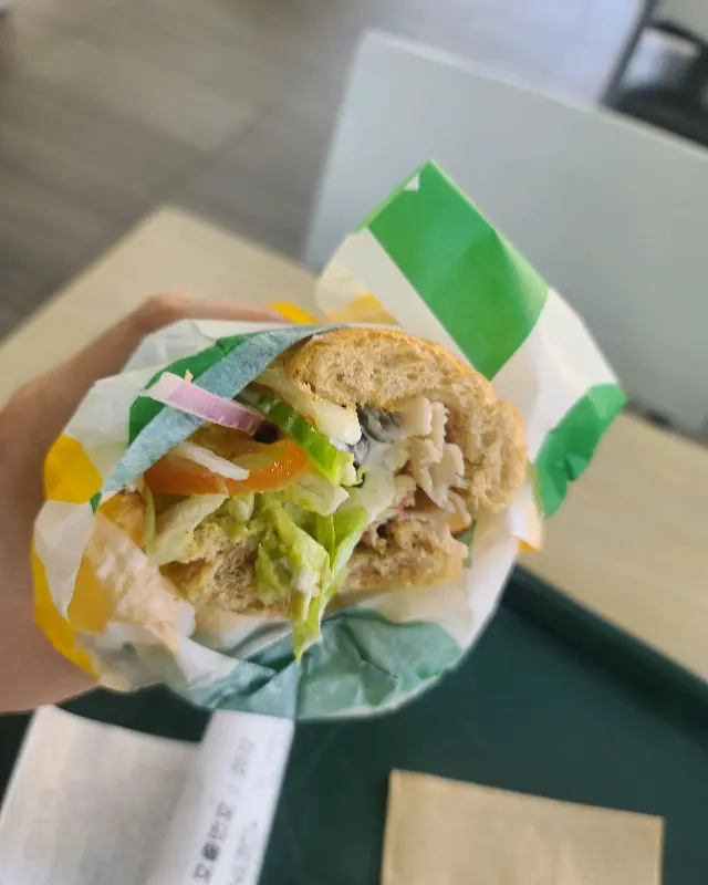 신선한 채소가 듬뿍 들어간 샌드위치