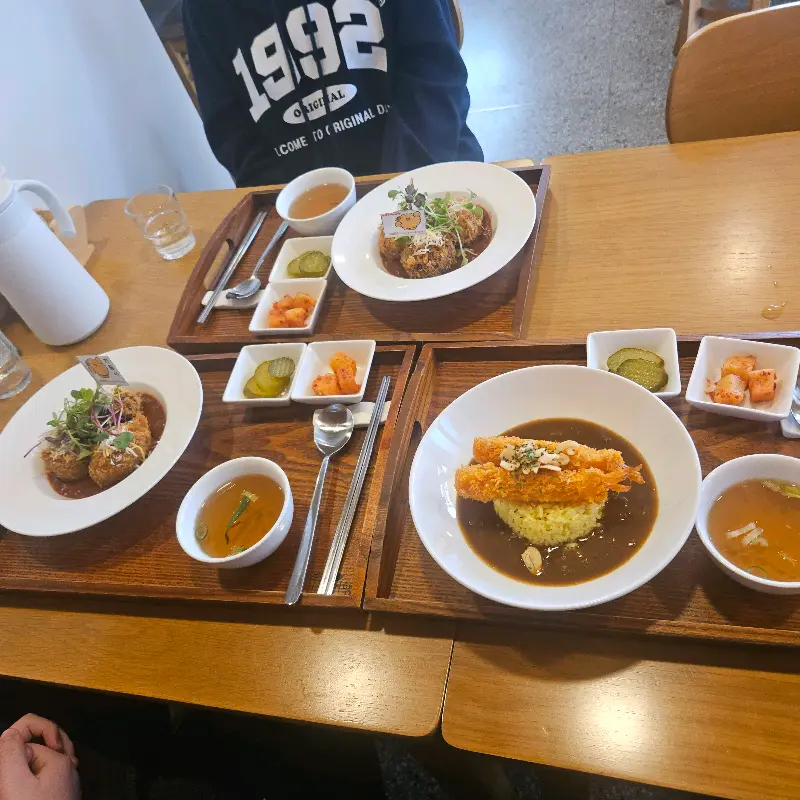 정갈하게 차려진 부엌여행의 메뉴들