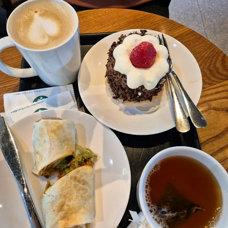 디저트와 함께 즐기는 커피 한 잔의 여유