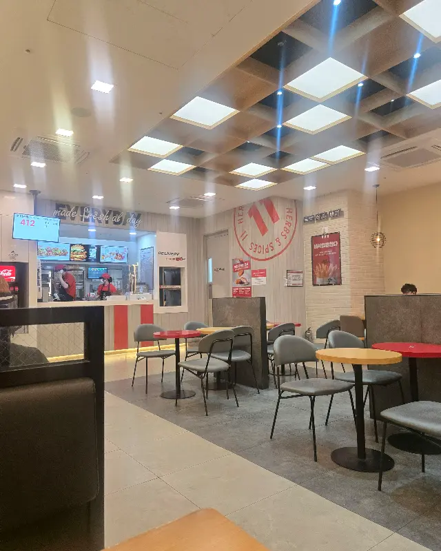 넓고 쾌적한 KFC 미사역점 내부