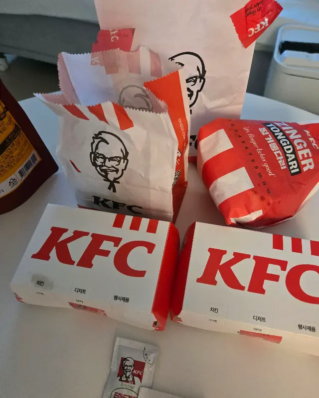 포장해온 KFC 메뉴들