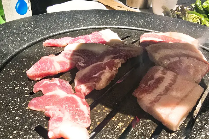 신선함이 느껴지는 붉은 색의 고기