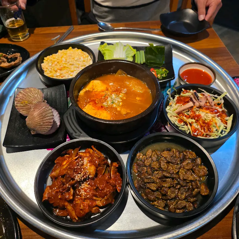 푸짐하게 차려진 한 상