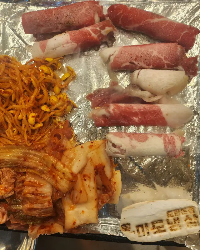 불판 위의 냉삼겹살과 김치