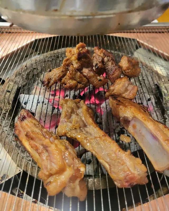 숯불 위에 구워지는 갈비