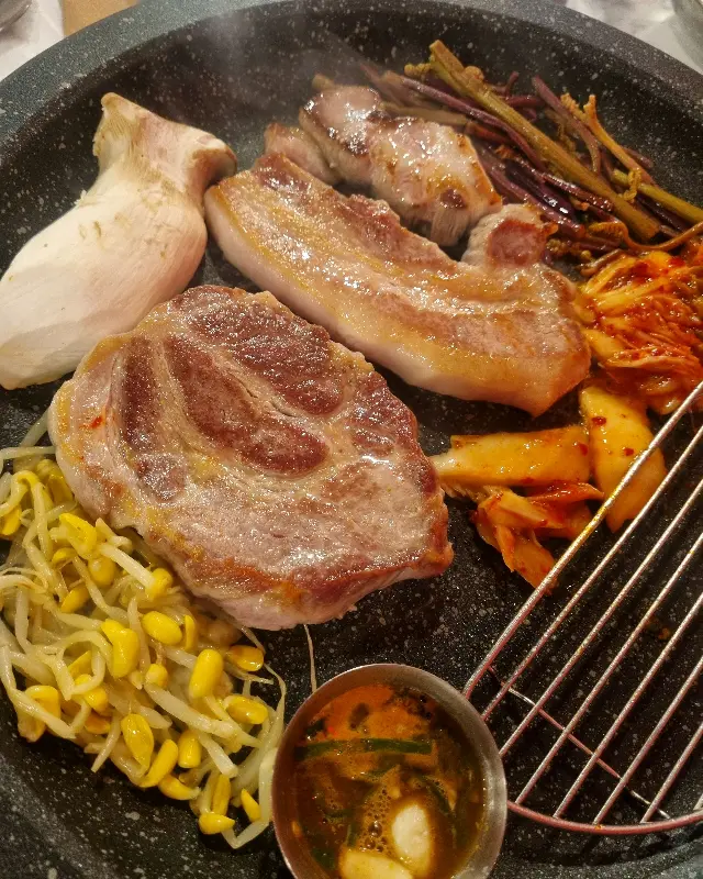 노릇하게 구워진 삼겹살