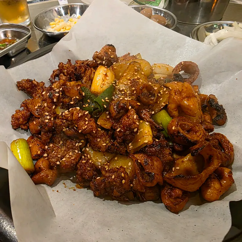 곱창과 막창이 한가득 담긴 접시