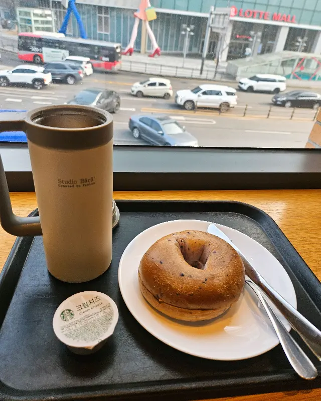창밖 풍경과 함께 즐기는 베이글