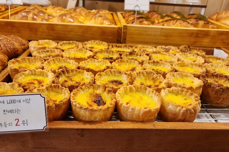 에그타르트가 가득 진열된 모습