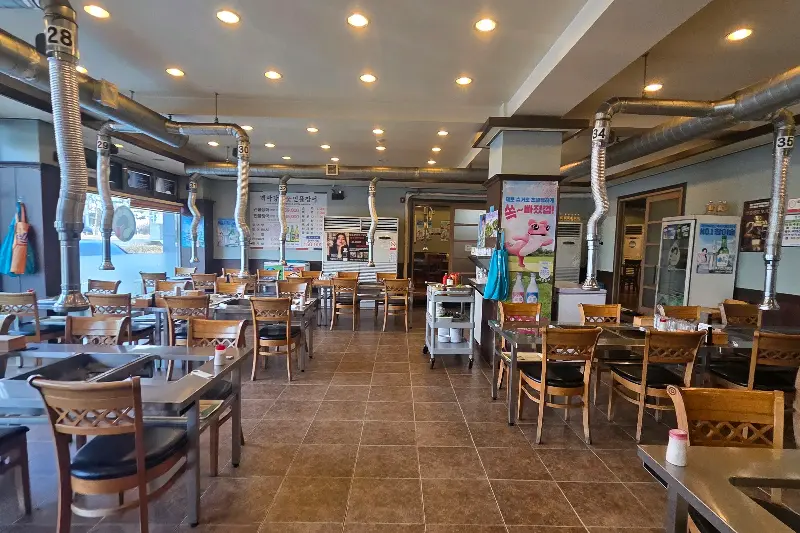넓고 쾌적한 백마강 식당 내부